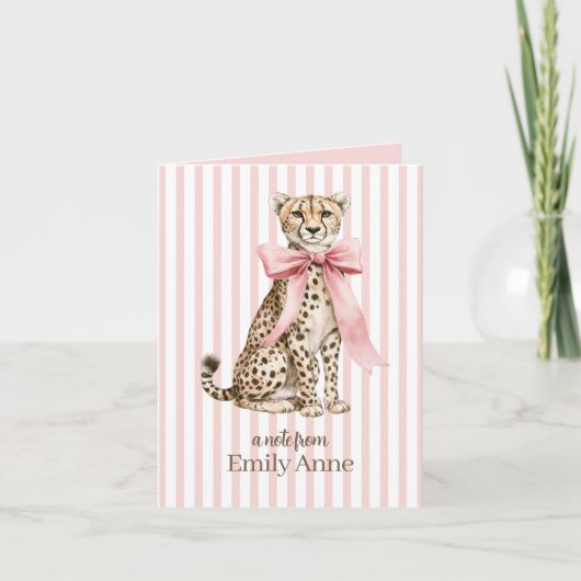 Guépard au nœud rose et monogramme à rayures (Devant)