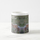 Guépard avec la tasse de petit animal (Centre)