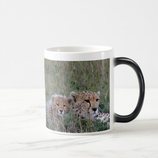 Guépard avec la tasse de petit animal (Droite)