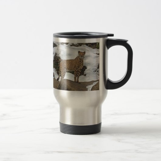 Guépard dans la tasse de voyage de neige (Droit)