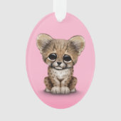 Guépard mignon CUB de bébé sur le rose (devant)