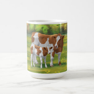 Guernsey Koe en Cute Calf in Summer Pasture Koffiemok
