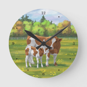 Guernsey Koe en Cute Calf in Summer Pasture Ronde Klok