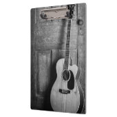 Guitaar tegen deur in zwart-wit klembord (Links)
