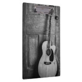 Guitaar tegen deur in zwart-wit klembord (Rechts)