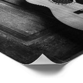 Guitaar tegen deur in zwart-wit poster (Hoek)