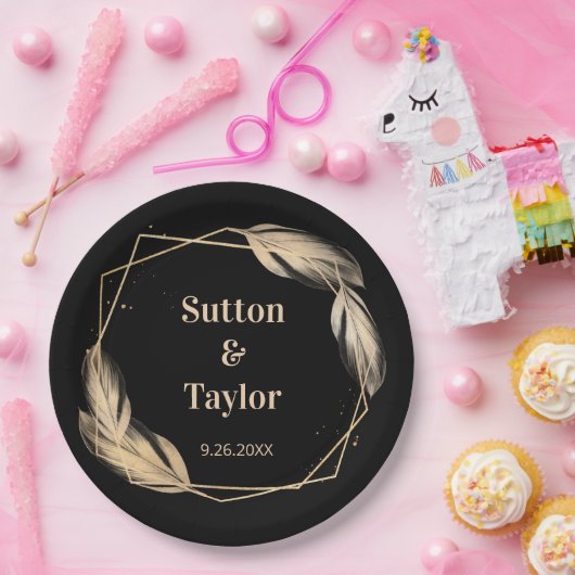 Gulden veren op zwarte repetitie papieren bordje (Feest)