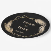 Gulden veren op zwarte repetitie papieren bordje (Gekanteld)