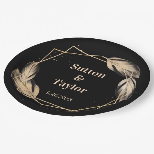 Gulden veren op zwarte repetitie papieren bordje (Gekanteld)