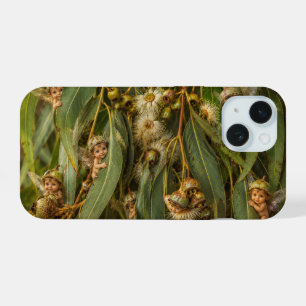 Gumnut-babypjes die achter eucalyptusbladeren glur iPhone 15 hoesje