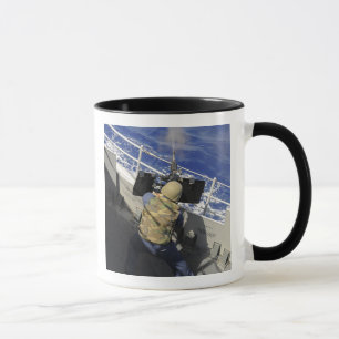 Gunners Mate die een pistool van 50 kaliber ontste Mok