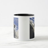 Gunners Mate die een pistool van 50 kaliber ontste Mok (Midden)