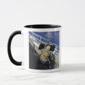 Gunners Mate die een pistool van 50 kaliber ontste Mok (Links)