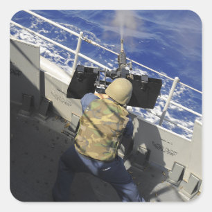 Gunners Mate die een pistool van 50 kaliber ontste Vierkante Sticker
