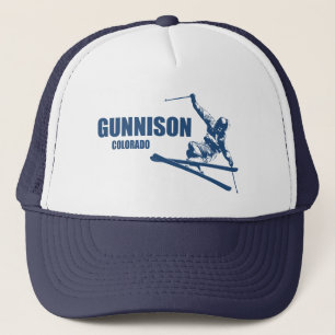 Gunnison Colorado Skiër Trucker Pet