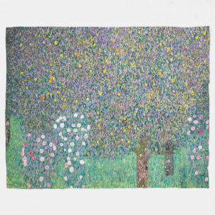 Gustav Klimt - Rozenstruiken onder de bomen Fleece Deken
