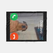 Gustavo The Dog Is Calling Funny Meme Gen Z Alpha  Fleece Deken (Voorkant (Horizontaal))