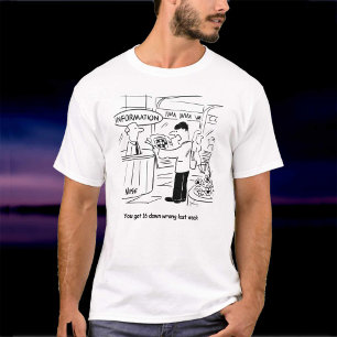 Guy in Information Booth heeft kruiswoordaanwijzin T-shirt