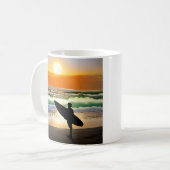 Guy op het strand met Surf Board Sunset Koffiemok (Voorkant links)