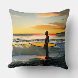 Guy op het strand met Surf Board Sunset Kussen