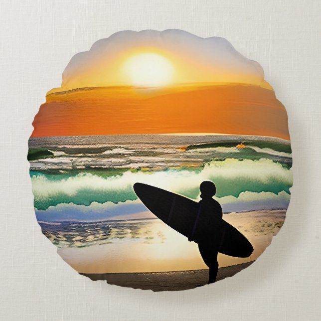 Guy op het strand met Surf Board Sunset Rond Kussen (Voorkant)