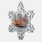 Guy V. Molinari ball of snowflake ornament (Rechts)