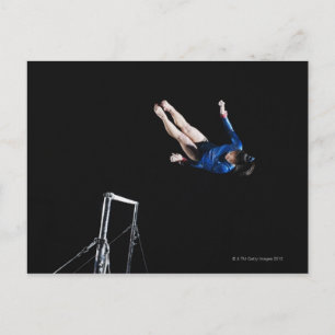 Gymnast (16-17) die ongelijke staven demonteert briefkaart