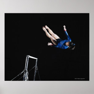 Gymnast (16-17) die ongelijke staven demonteert poster