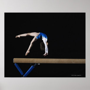 Gymnast (9-10) die op de balansbalk wordt gekantel poster
