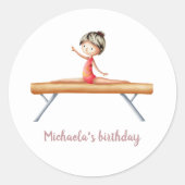 Gymnastiek meisje op lichtroze en witte verjaardag ronde sticker (Voorkant)