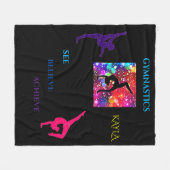 Gymnastique sur une couverture en toison noire. (Devant (Horizontal))