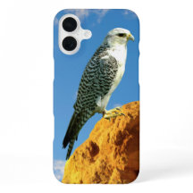 Gyrfalcon neergestreken op een rots telefoonhoes