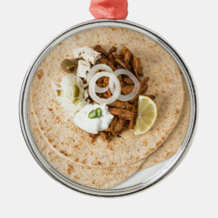 Gyros pita met tzatziki coleslaw olives en feta metalen ornament