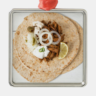 Gyros pita met tzatziki coleslaw olives en feta metalen ornament