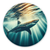Haai in het diepblauwe zee & zonlicht keramische knop (Voorkant)