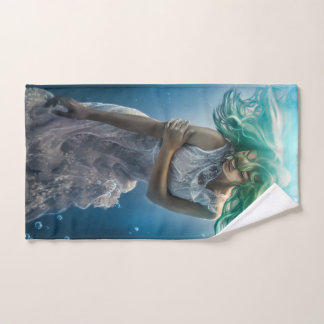 Haar Emerald Curls - Mermaid Hovering Underwater Handdoek