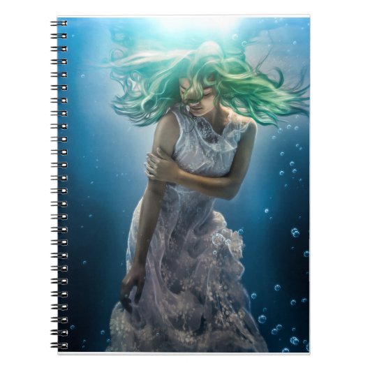 Haar Emerald Curls - Mermaid Hovering Underwater Notitieboek (Voorkant)