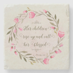 Haar kinderen staan op en noemen haar ontdaan stenen onderzetter