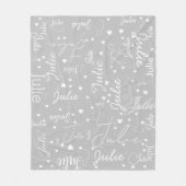 Haar naam en harten over lichtgrijs fleece deken (Voorkant)