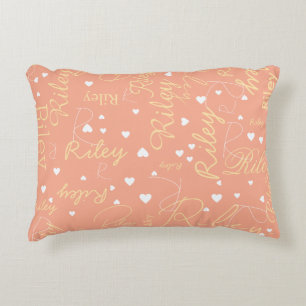 Haar naam met Initiaal & Hearts Peach Accent Kussen