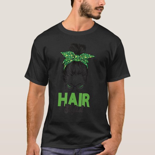 Haarstylist St Patrick's Day Shamrock Messy Bun Ir T-shirt (Voorkant)