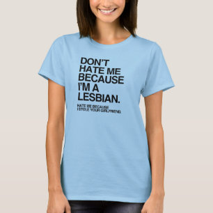 HAAT ME NIET OMDAT IK EEN LESBIAN BEN -.png T-shirt