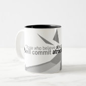 Habillement athée - tasse de graphique de citation (Devant gauche)