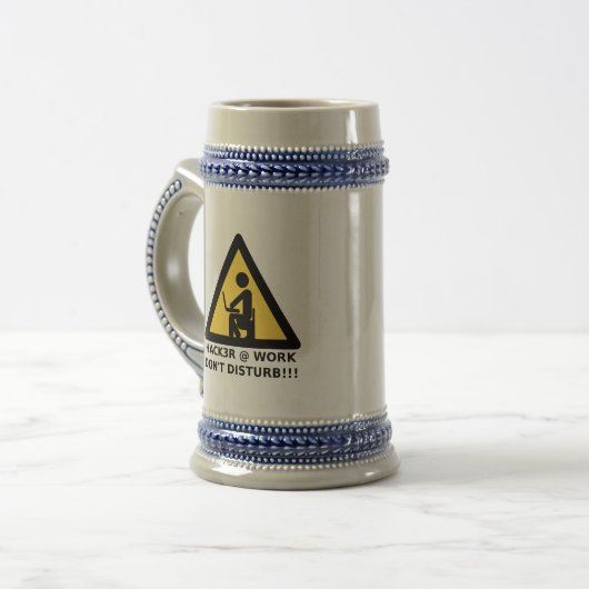 Hacker op het werk bierpul (Voorkant links)