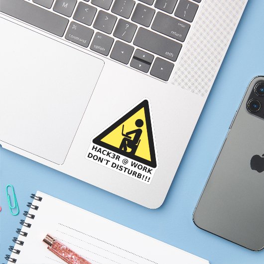 Hacker op het werk sticker (Laptop met iPhone)