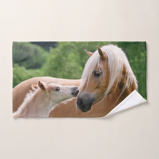 Haflinger Cute Horses Foal and Mama Cuddling Kiss. Bad Handdoek (Handdoek)