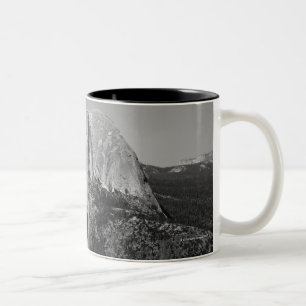 Half Dome is een bekende eigenschap in Yosemite Tweekleurige Koffiemok