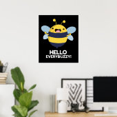 hallo Anybuzzy Funny Bee Pun Dark BG Poster (Thuiskantoor)