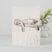 Hallo Baby Moderne zilveren tekst Folie Uitnodiging (Staand Voorkant)