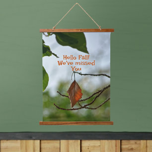 Hallo Herfst - Herfstblad tussen groene bladeren Hangend Wandkleed